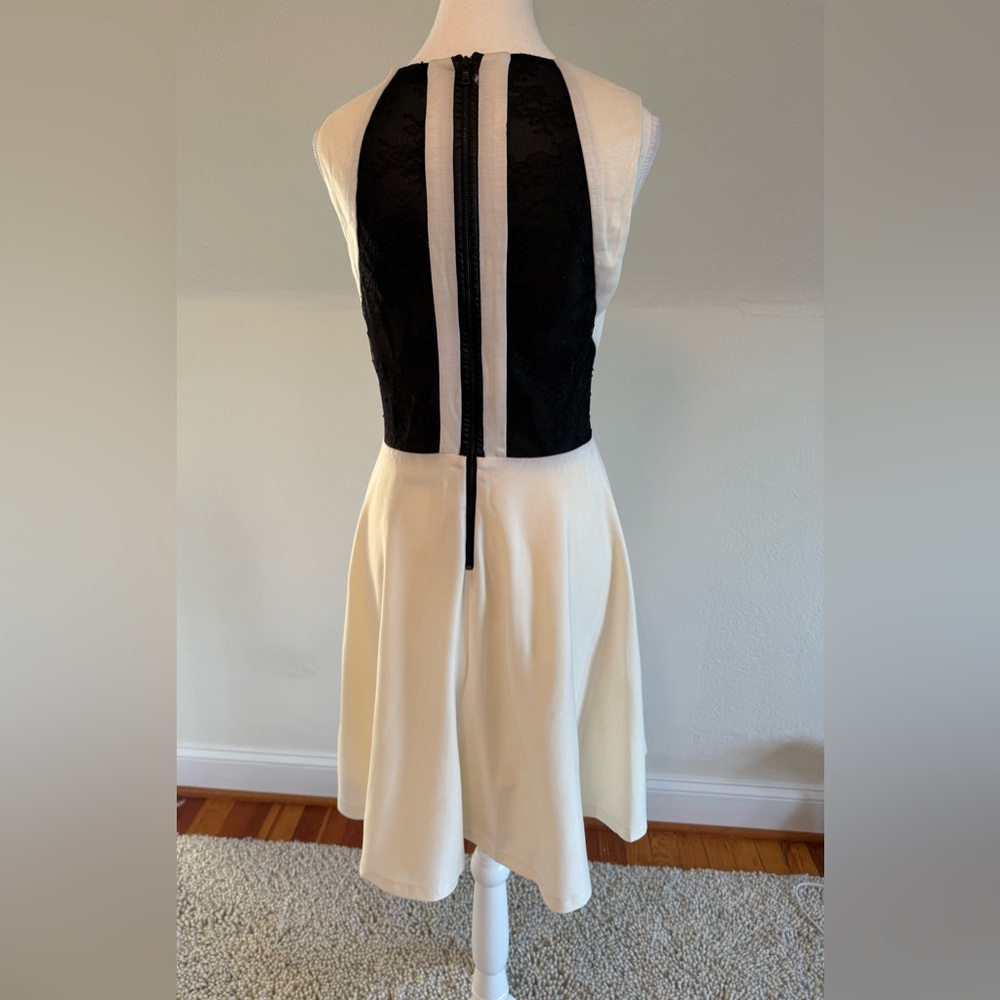 Alice + Olivia White and Black Mini Skater Dress Size 10 NWT - Picture 4 of 11